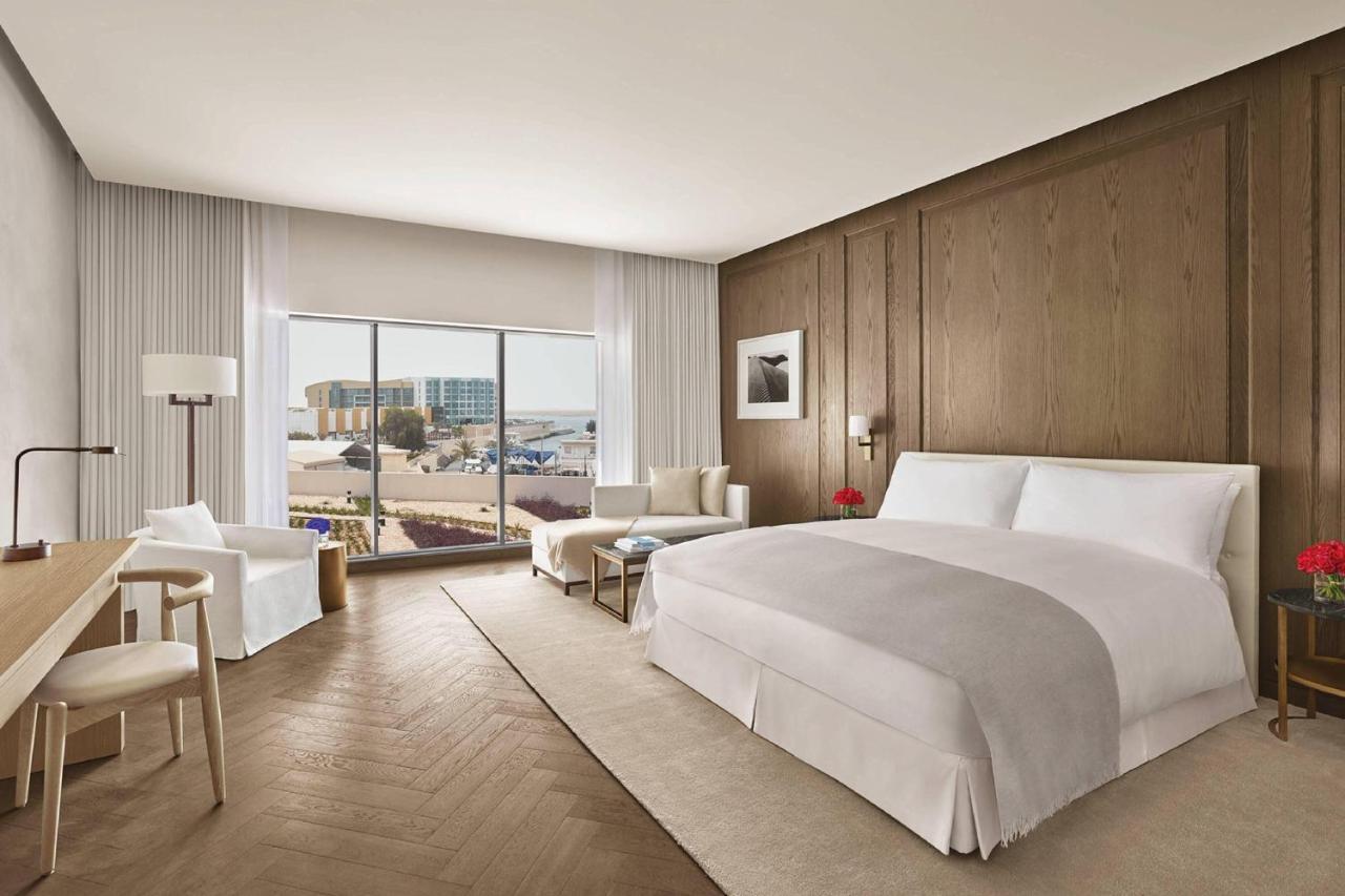 The Abu Dhabi Edition Esterno foto A guest room at The Edition