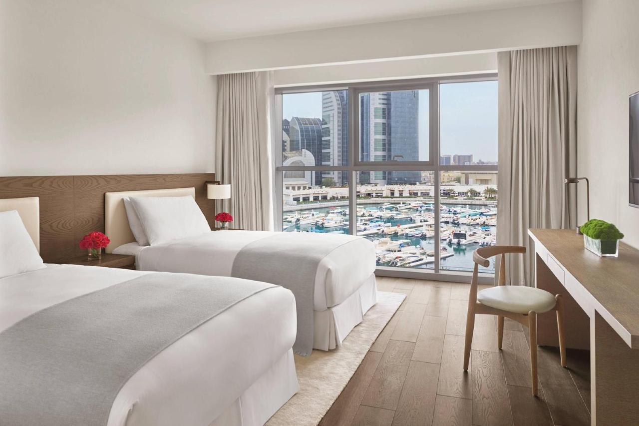 The Abu Dhabi Edition Esterno foto A guest room at the hotel