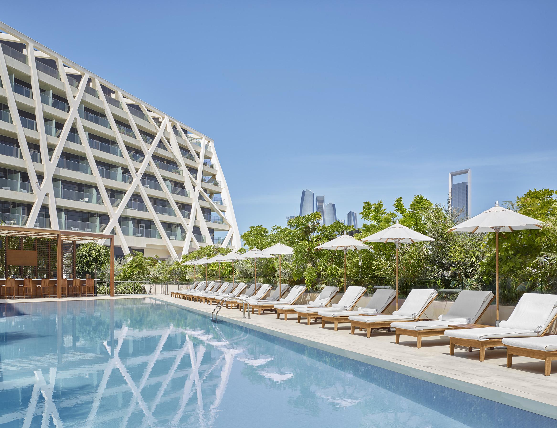 The Abu Dhabi Edition Esterno foto The hotel's pool