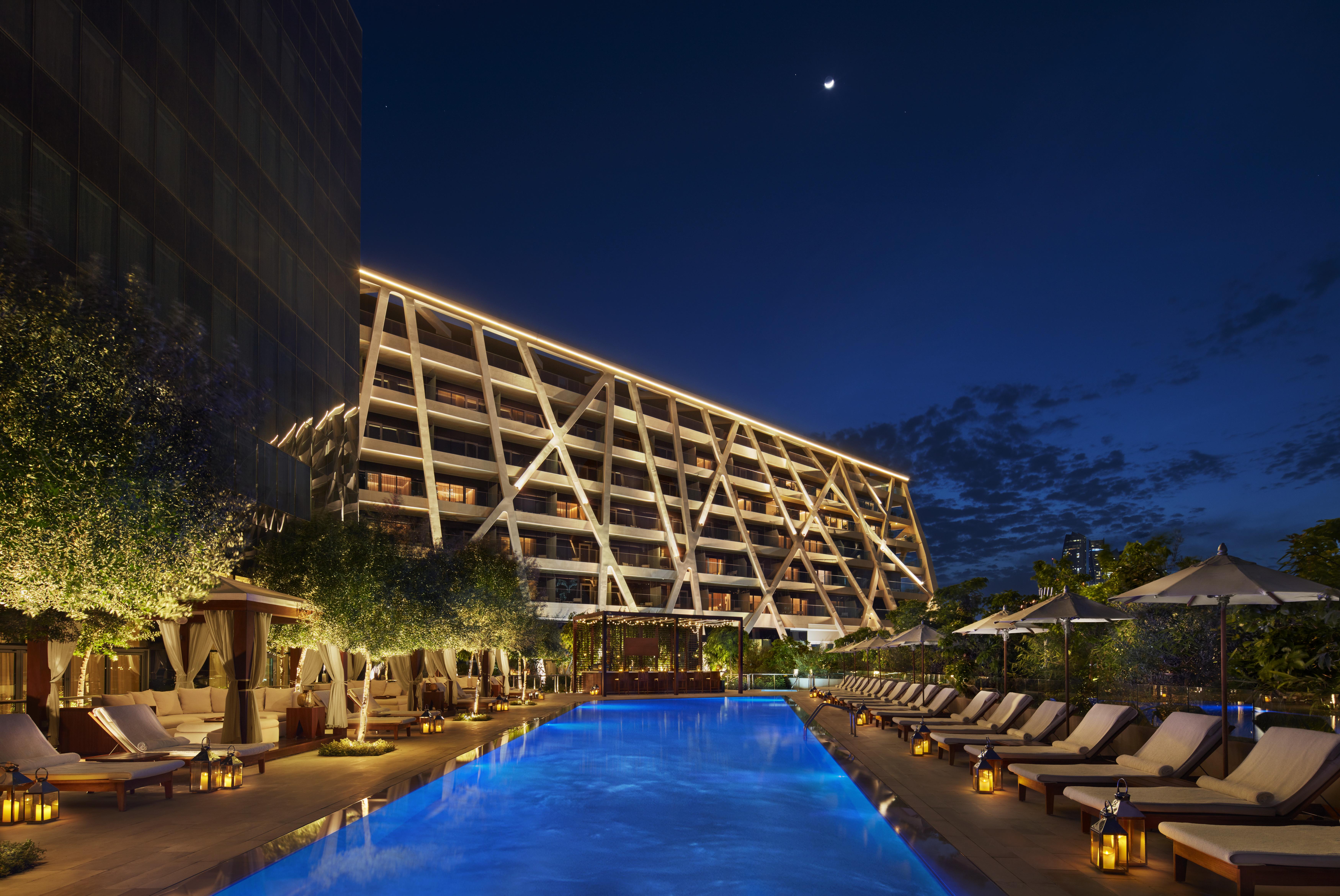 The Abu Dhabi Edition Esterno foto The hotel's pool