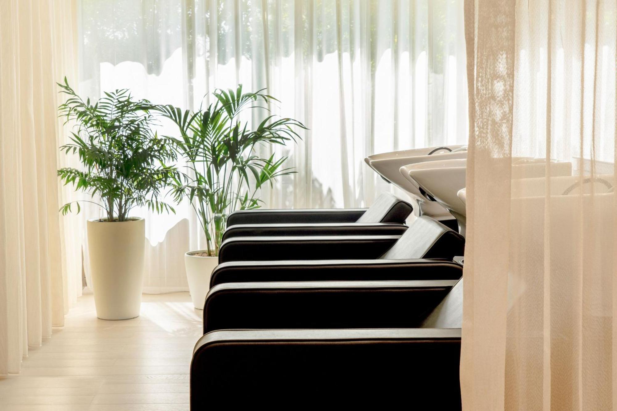 The Abu Dhabi Edition Esterno foto A hair salon