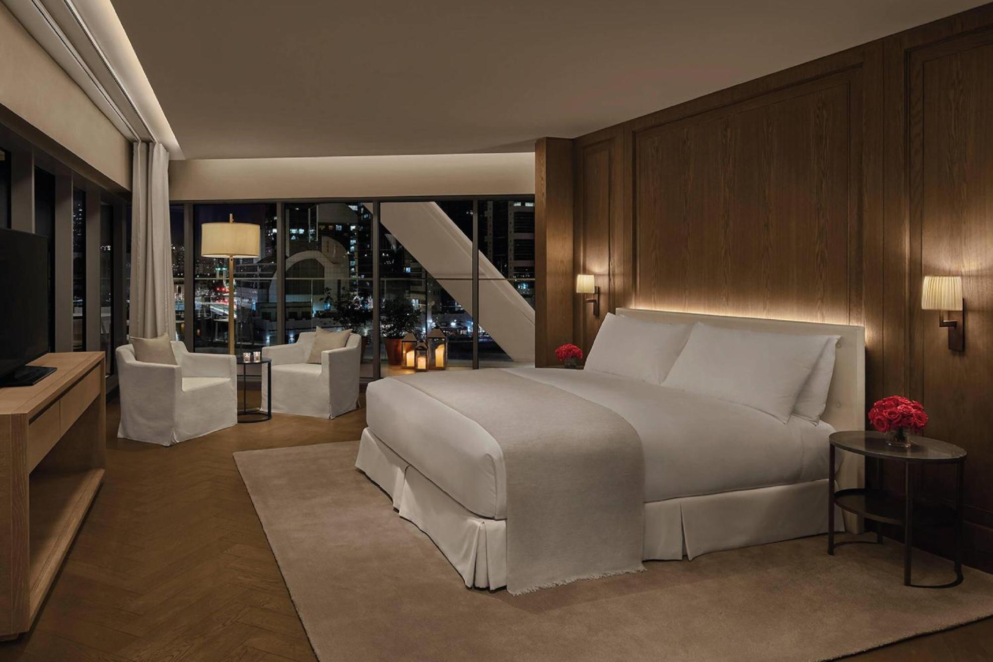 The Abu Dhabi Edition Esterno foto A bedroom at the Mandarin Oriental, Hong Kong