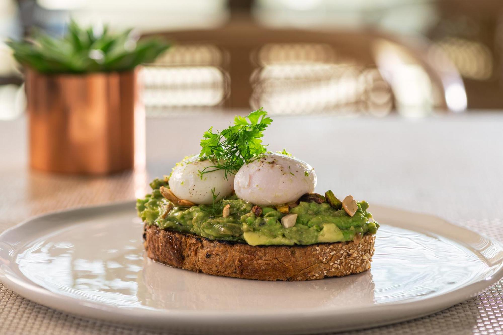 The Abu Dhabi Edition Esterno foto Avocado on toast with poached eggs