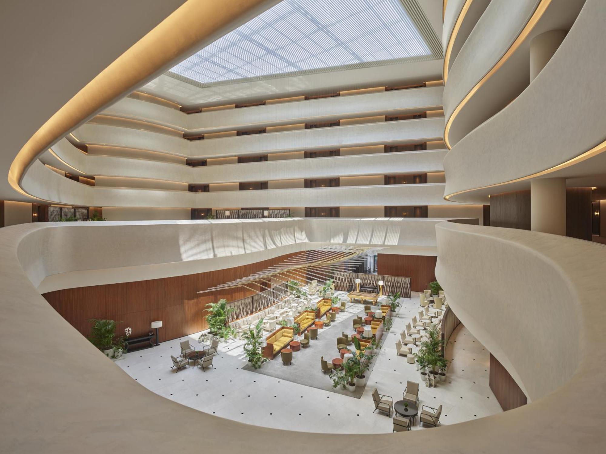 The Abu Dhabi Edition Esterno foto The hotel's atrium