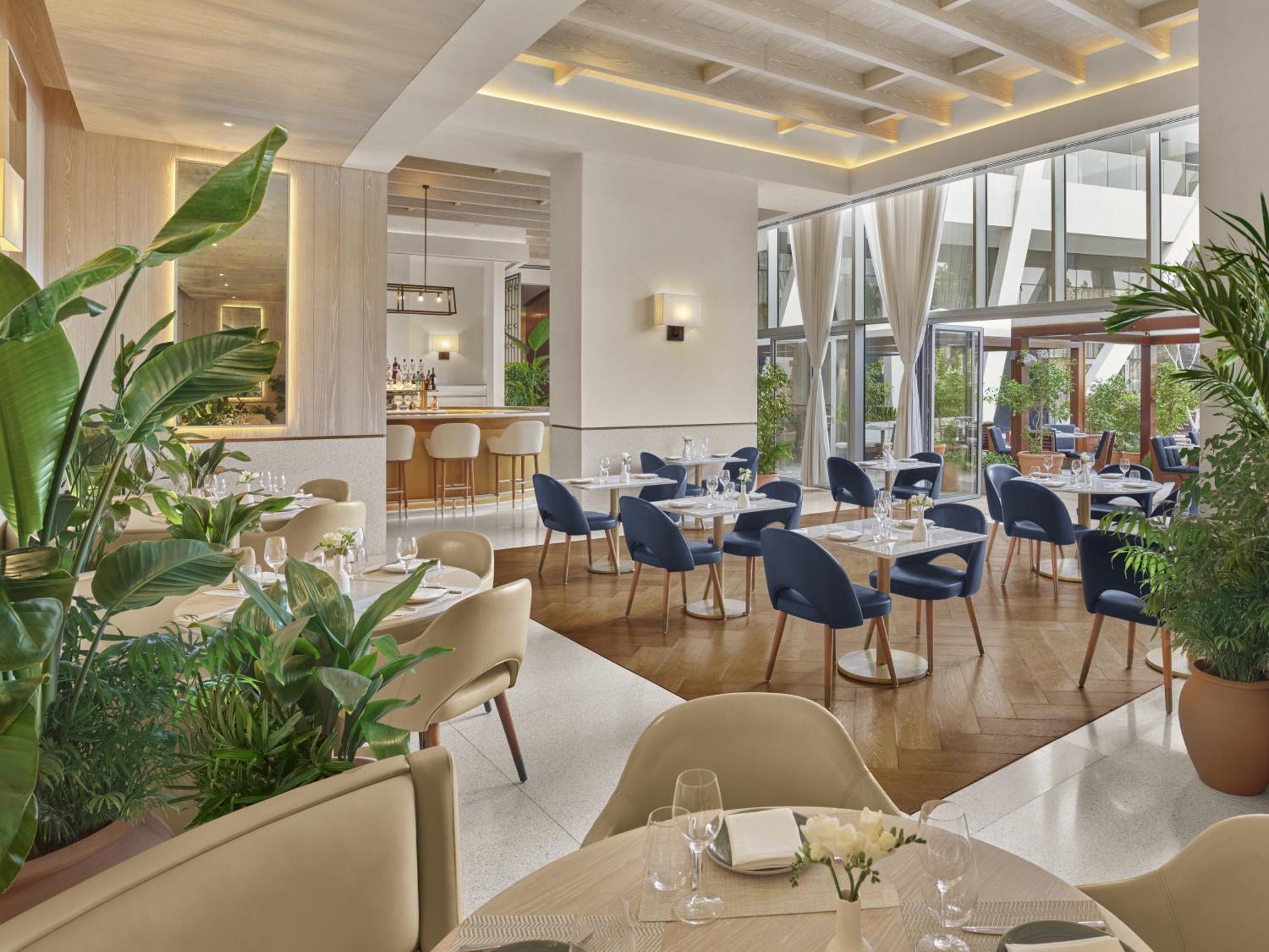 The Abu Dhabi Edition Esterno foto The restaurant