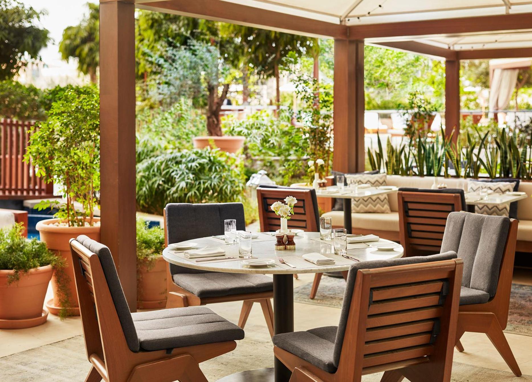 The Abu Dhabi Edition Esterno foto The Terrace at the Four Seasons Hotel