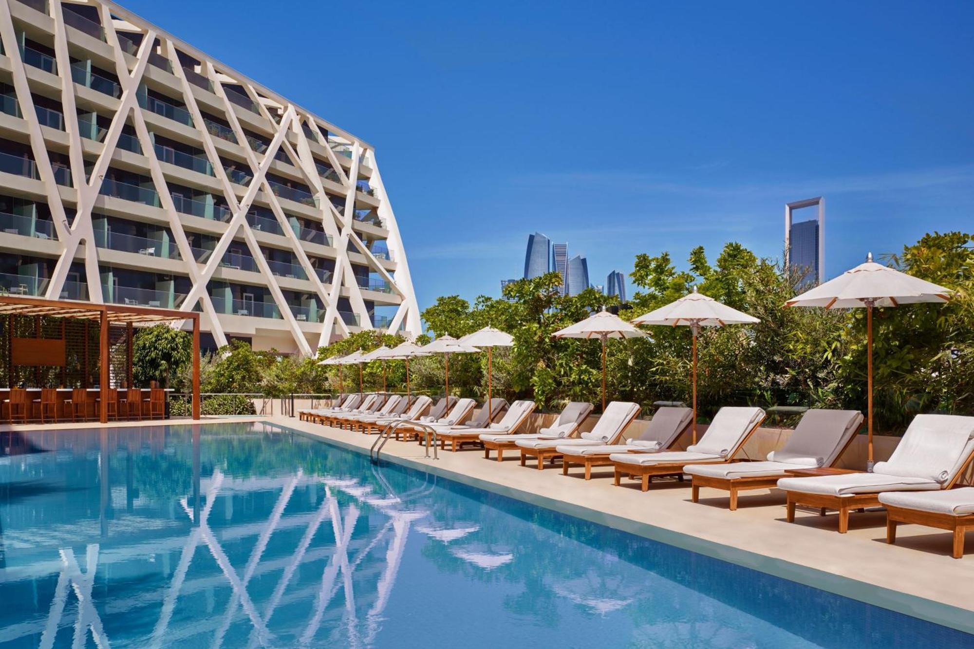 The Abu Dhabi Edition Esterno foto The hotel's pool